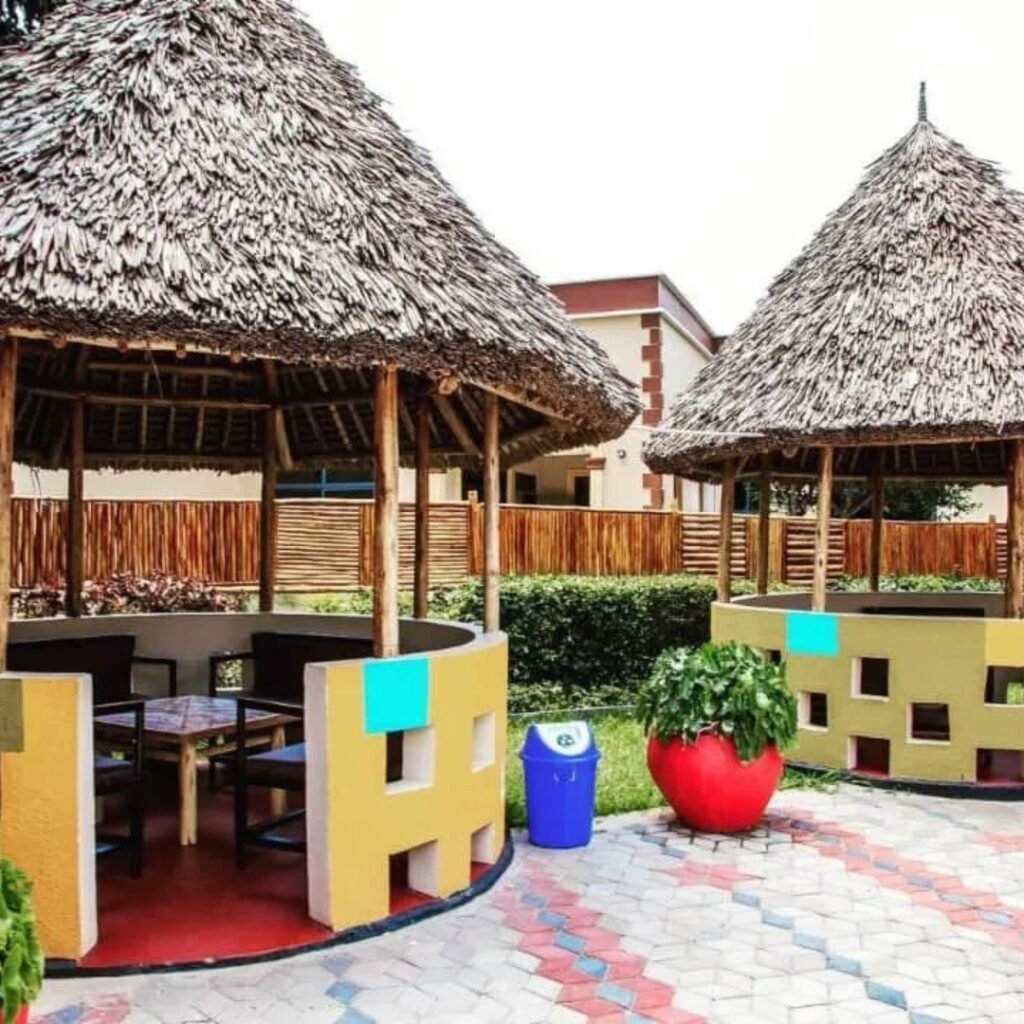 Cozy dining hut with wooden roof at Family Ties Inn